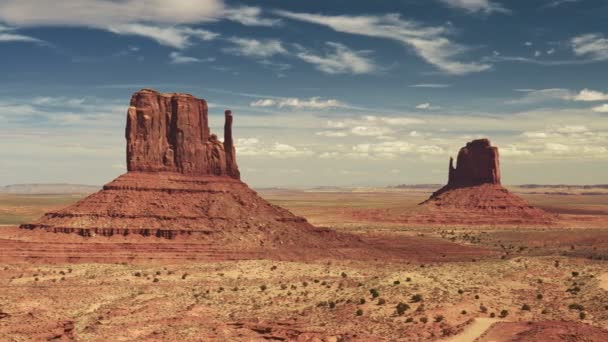 記念碑バレーの青空の下でファンシー岩の形成 パンニングは 米国アリゾナ州のモニュメントバレーを撮影しました Uhd — ストック動画