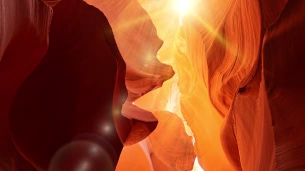 羚羊峡谷中的各种红色和橙色岩石 中午的阳光照射在羚羊峡谷上 奇异地照亮了峡谷的墙壁 美国亚利桑那州安泰洛普峡谷的红墙 — 图库视频影像
