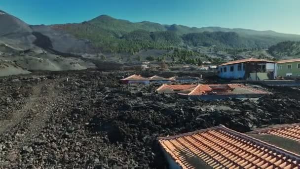 在火山爆发后 空中射击摧毁了被熔岩淹没的房屋 加那利的拉帕尔马岛火山爆发的后果 — 图库视频影像