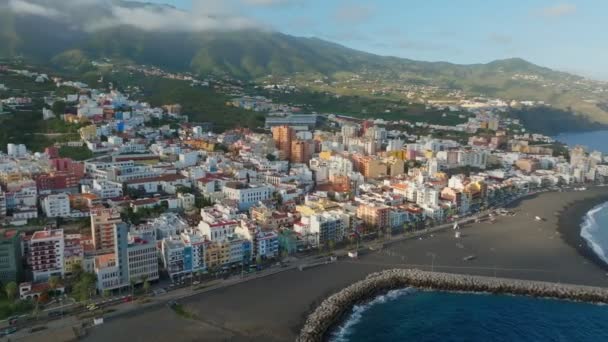 飞越拉帕尔马圣克鲁斯 加那利拉帕尔马岛的首府 拉帕尔马岛上海岸线 彩色房屋和绿山的空中拍摄 — 图库视频影像