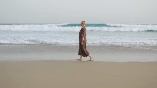 Girl Enjoying Sea Breeze Ocean Young Blonde Woman Walking Sea — Stok video
