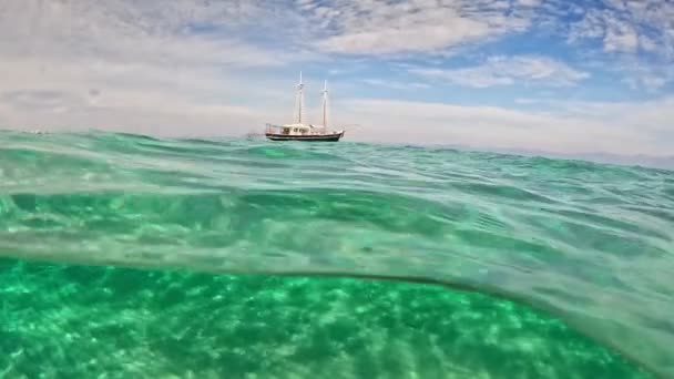 Amazing Crystal Clear Turquoise Blue Lagoon Yacht Fish Seabed Sea — Stock Video