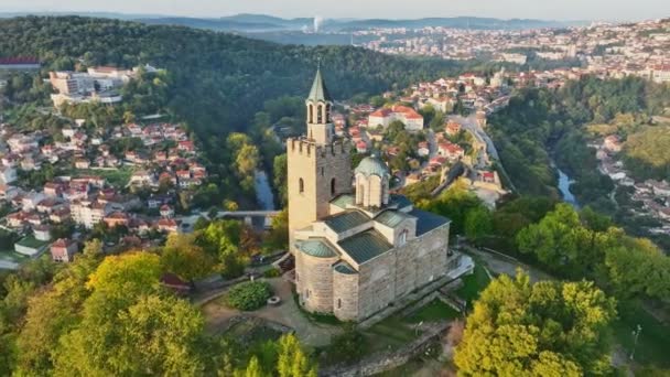 ブルガリアのヴェリコ タルノヴォ Veliko Tarnovo の山の上で昇天大聖堂を飛行する ヴェリコTarnovo町の空中朝のショット — ストック動画