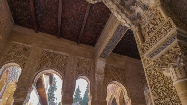 Dekorovaný Pokoj Dvůr Alhambra Granada Kamera Pohybuje Mezi Zdmi Sloupy — Stock video