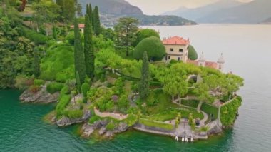Villa del Balbianello 'nun harika hava manzarası, Como Gölü, İtalya. Kıyılardaki güzel bahçe ve villa. Tremezzina, Como Gölü, Lombardy, İtalya. 4K UHD 2