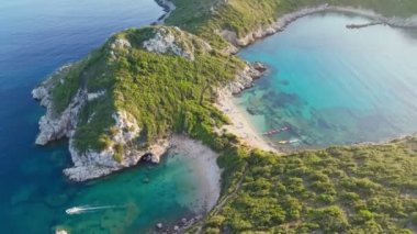 Yunanistan 'ın Korfu Adası' ndaki Porto Timoni plajının hava görüntüleri. Plaj ve turkuaz suyu, Akdeniz Yunan adaları 2 'nin doğası.
