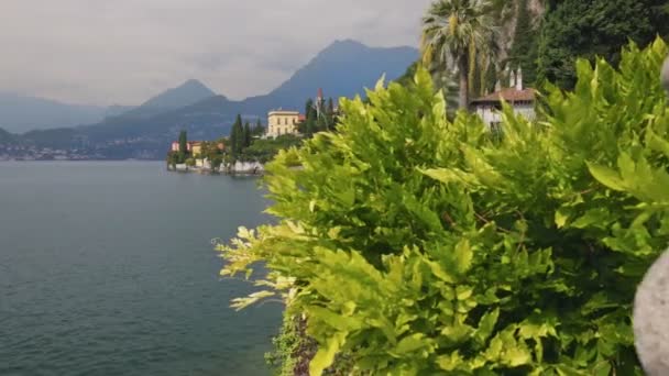Gimbal Shot Της Λίμνης Κόμο Ιταλία Κάμερα Κινείται Κατά Μήκος — Αρχείο Βίντεο