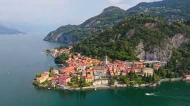 Varenna, Como Gölü, İtalya 'nın havadan görünüşü. San Giorgio kilisesi ile eski kasabanın turuncu çatıları üzerinde uçuyor.