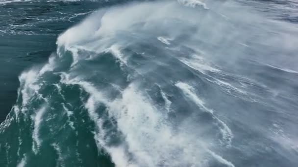 慢动作空中拍摄强大的海浪冲撞 大海或海洋大风暴冲浪清澈碧绿的水与泡沫般的白色质感 在开阔的大西洋中汹涌的巨浪 — 图库视频影像