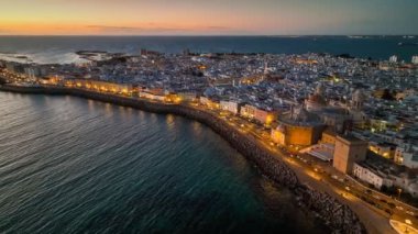 Cadiz 'in şehir ışıklarıyla günbatımı manzarası, Endülüs, İspanya. Cadiz ve Cadiz Katedrali 'nin muhteşem hava manzarası. UHD HDR görüntüsü