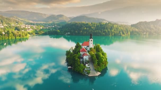 Flying Small Island Bled Lake Slovenia Warm Morning Sun Light — ストック動画