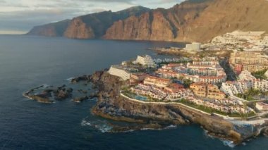 Los Gigantes 'in Tenerife Kanarya Adası' ndaki hava manzarası. Muhteşem oteller, villalar ve okyanustaki doğal havuz üzerinde uçmak. Arka planda gün batımında kayalar. Kanarya Adaları, İspanya 2