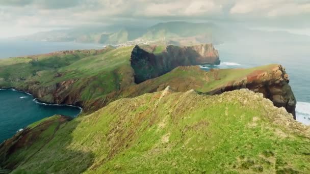 日の出にポンタ ルレンコの空中ビュー マデイラ島 ポルトガル マデイラ島の美しい風景 海の中の茶色の緑の岩 マデイラ東端点2 — ストック動画