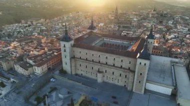 Gün doğumunda Toledo 'daki evlerin ve katedralin üzerinden uçacağız. Toledo 'nun havadan görünüşü, Castilla-La Mancha, İspanya