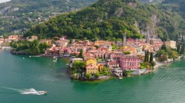 Varenna, Como Gölü, İtalya 'nın havadan görünüşü. Merkezdeki San Giorgio kilisesi ile eski kasabanın turuncu çatıları üzerinde uçuyor.