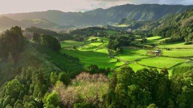 Sao Miguel Adası, Azores, Portekiz 'deki yeşil çayırlar, dağlar ve Furnas şehrinin havadan görüntüsü. Güneşli bir günde Azores Doğa