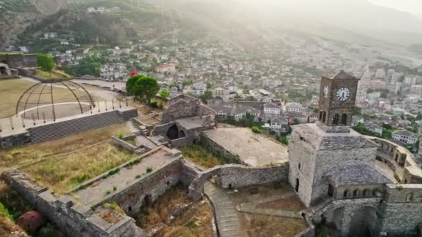 Volando Alrededor Del Castillo Fortaleza Gjirokaster Durante Atardecer Albania Antiguas — Vídeos de Stock