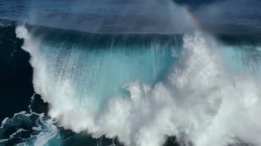 İnsansız hava aracı ağır çekim fıçı dalgası, doku ve rüzgar spreyi. Pasifik Okyanusu 'nda köpükle dalgaların kırılma görüntüsü. Güçlü fırtınalı deniz dalgaları, okyanus dalgaları arasında uçan, yavaş çekim
