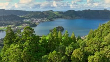 Ünlü Lagoa das Sete Cidades Gölü 'nün havadan görünüşü. Yeşil bitki örtüsüyle çevrili sönmüş volkanların kraterlerinde göller. Sao Miguel Adası, Azores, Portekiz