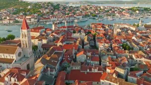 アドリア海の壮大なヴェネツィアの都市の空中ショット トロイール クロアチア 旧市街トロジールの朝のショットオレンジのタイル張りの屋根 — ストック動画