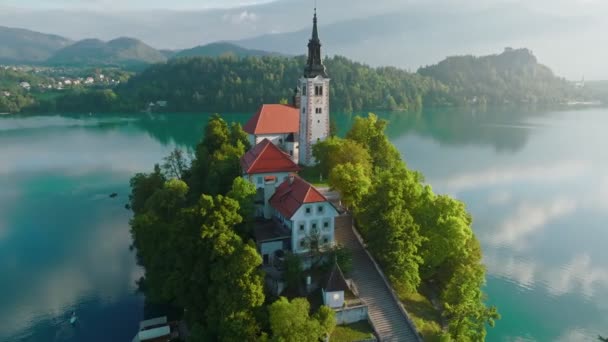 Latanie Wokół Małej Wyspy Bled Lake Słowenii Widok Lotu Ptaka — Wideo stockowe