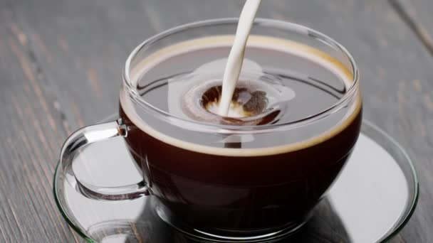 Häll Mjölk Svart Kaffekopp Långsam Rörelse Skott Grädde Stänk Kaffe — Stockvideo