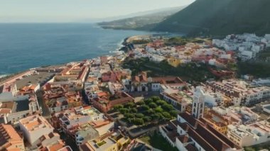 Renkli evlerle Garachico şehir merkezinin üzerinde uçuyor. Tenerife, Kanarya 'daki Garachico adasının havadan görünüşü. Okyanus kıyısı ve lav havuzları. Popüler turizm merkezi, Kanarya İncisi