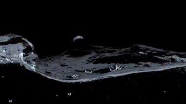 Su sıçrıyor ve balkon arka planda dalgalar var. Dalgalı su yüzeyinin yavaş çekim görüntüsü