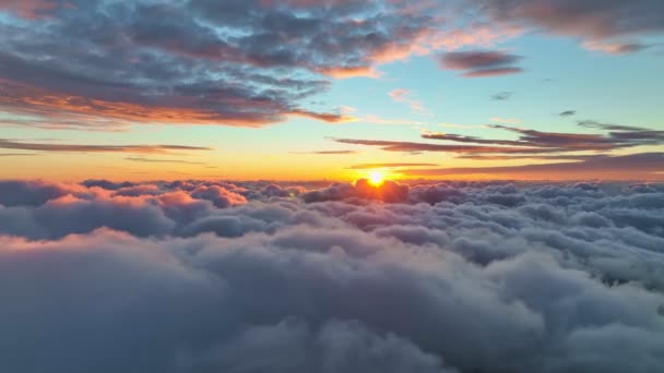 Güneş Bulutlara Karışıyor Gökyüzünde Destansı Günbatımı Havadan Çekim Bulutların Üzerinde — Stok video