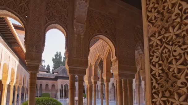Habitación Decorada Patio Alhambra Granada Cámara Mueve Entre Muros Columnas — Vídeo de stock