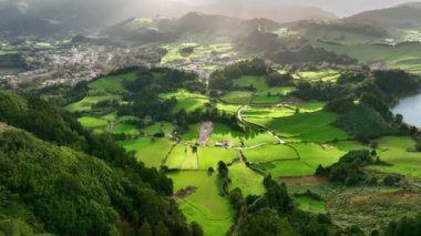 Sao Miguel Adası, Azores, Portekiz 'deki yeşil çayırlar, dağlar ve Furnas şehrinin havadan görüntüsü. Güneşli bir günde Azores Doğa