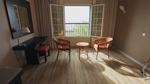 Łóżka Stół Dwa Krzesła Przytulne Miejsce Relaks Starość Samotność Kamera — Wideo stockowe