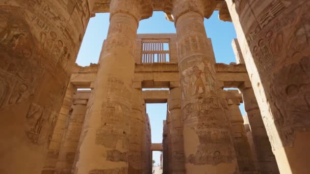 Karnak Temple Luxor Egypt Camera Moves Majestic Columns Ancient Egyptian — Vídeo de stock