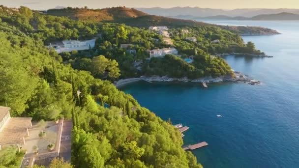 Latanie Nad Bujną Roślinnością Willami Zatokami Morskimi Wyspie Korfu Wspaniały — Wideo stockowe