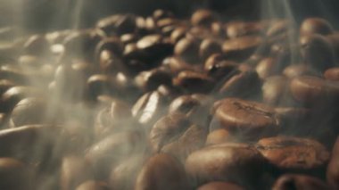 Kızarma sırasında kahve çekirdekleri kaymış. Duman ile kavrulmuş kahve çekirdekleri. Duman taze kahve çekirdeklerinden gelir. Macro shot, 4K