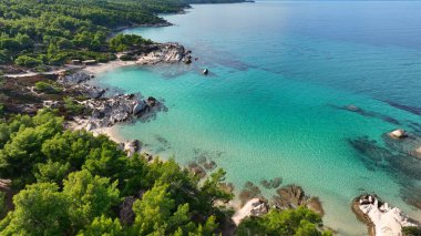 Turkuaz su, kumlu plaj ve çam ağaçlarıyla gölde uçun. Güzel turuncu kumsal Kavourotripes, Sitonia, Halkidiki, Yunanistan