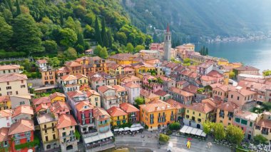 Varenna, Como Gölü, İtalya 'nın havadan görünüşü. Merkezdeki San Giorgio kilisesi ile eski kasabanın turuncu çatıları üzerinde uçuyor.