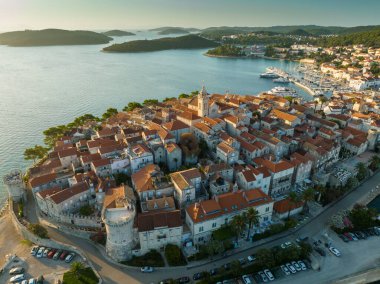 Hırvatistan 'ın Korcula adasındaki eski Korcula kasabasının hava gündoğumu manzarası. Adriyatik Denizi 'ndeki muhteşem adalar, seyahat yerleri. Ortaçağ Akdeniz Hırvat kenti Korcula üzerinde uçuyor