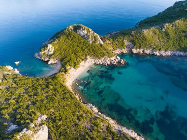 Yunanistan 'ın Korfu Adası' ndaki Porto Timoni plajının hava görüntüleri. Plaj ve turkuaz suyu, Akdeniz Yunan adaları 2 'nin doğası.