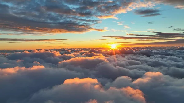 Sol Entra Las Nubes Atardecer Épico Cielo Tiro Aéreo Volando — Foto de Stock