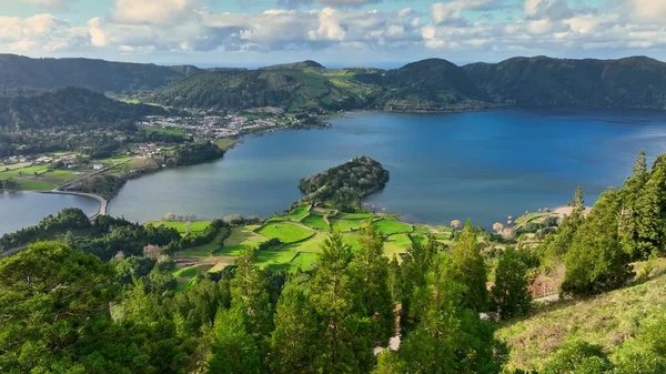 著名的Lagoa Das Sete Cidades湖的空中景观 被绿色植被环绕的已灭绝火山火山口的湖泊 葡萄牙亚速尔 圣米格尔岛 — 图库照片