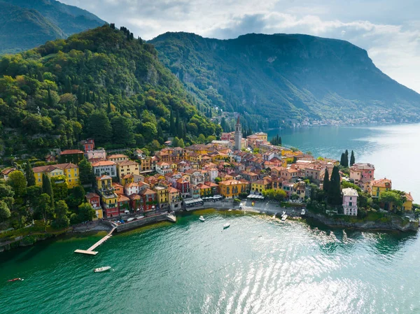 イタリアのコモ湖のバレンナ村のカラフルな家を飛んでいます コモ湖沿岸の旧市街ヴァレンナの空中撮影 夏の高級観光ランドマークロマンチックな新婚旅行の目的地 — ストック写真
