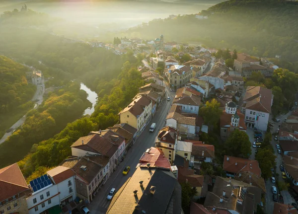 Luftaufnahme Eines Sonnigen Leicht Nebligen Morgens Veliko Tarnovo Bulgarien Flug — Stockfoto