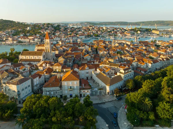 Luftaufnahme Der Prachtvollen Venezianischen Stadt Der Adria Trogir Kroatien Morgenaufnahme — Stockfoto