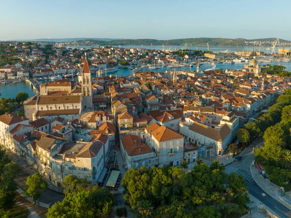 Zdjęcie Lotnicze Wspaniałego Weneckiego Miasta Nad Adriatykiem Trogir Chorwacja Poranne — Zdjęcie stockowe