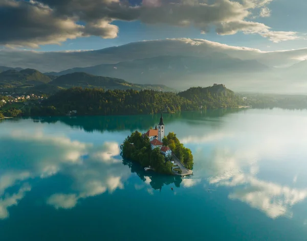 Repül Körül Kis Sziget Bled Lake Szlovéniában Légi Kilátás Templom — Stock Fotó