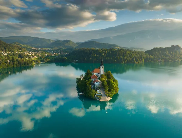 Luchtfoto Van Zonsopgang Bij Bled Lake Slovenië Vliegen Rond Eiland — Stockfoto