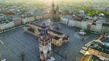 Sabahın erken saatlerinde Polonya, Krakow 'daki Pazar Meydanı üzerinde uçuyor. Gün doğumunda Krakow 'daki eski şehir merkezinin hava görüntüsü. Yüksek kalite 4k görüntü