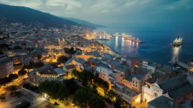 Bastia üzerinde şehir ışıklarıyla, Korsika adasıyla uçmak. Bastia limanı ve eski kasabanın hava manzarası, feribot limandan ayrılıyor, Akdeniz, Korsika, Fransa