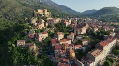 Corte 'nin eski şehri, Korsika adasının havadan görünüşü. Corte köyü, Corsica, Fransa 'daki dağdaki eski evlerin sabah görüntüleri.
